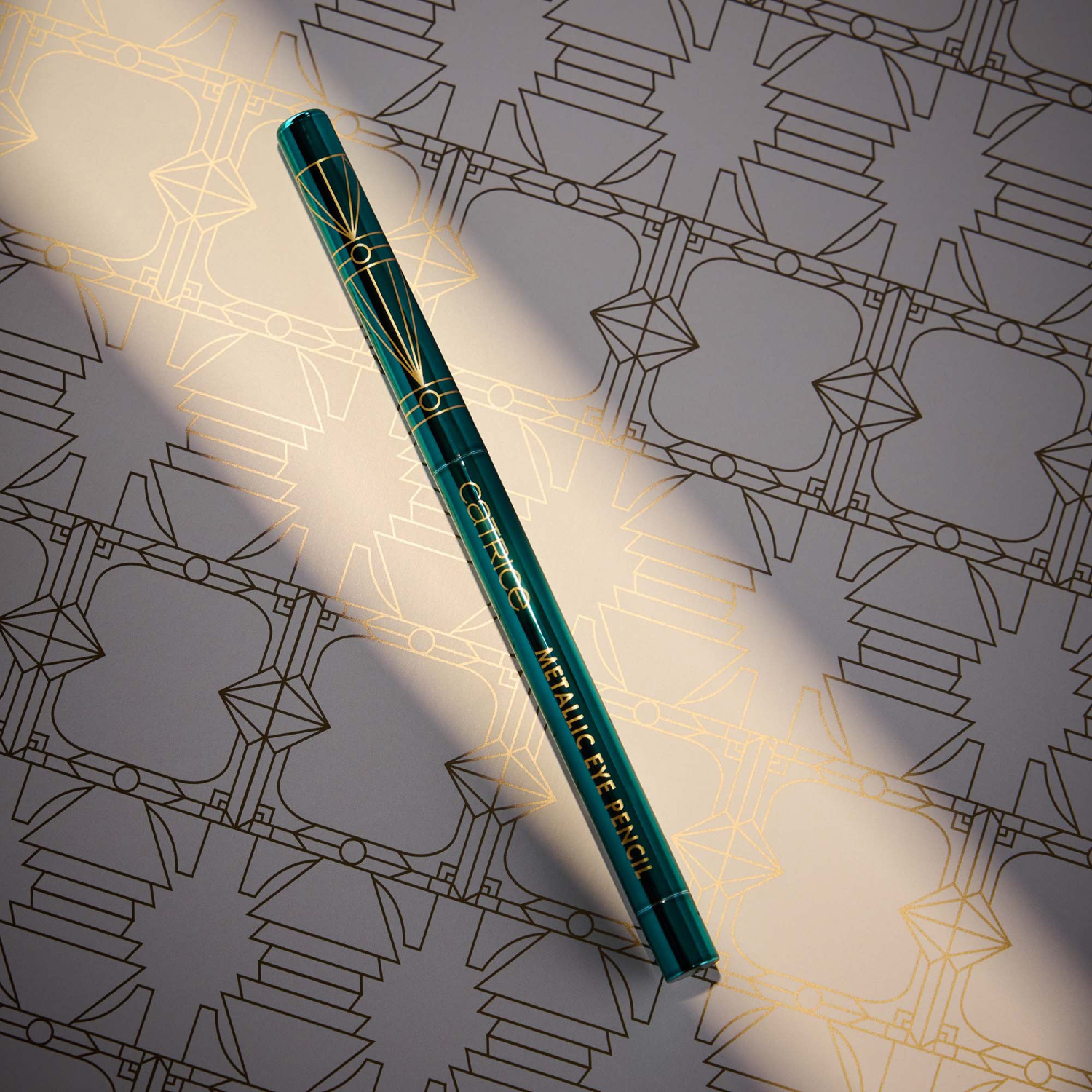 FESTIVE TREASURES Metallic Eye Pencil